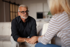 a therapist talks to a patient about signs of a substance use disorder