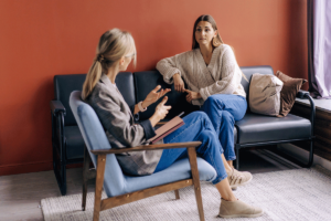 two people sit in chairs and talk about how to choose the right therapy